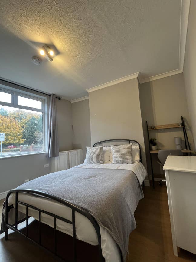 4 Bed Near Keele and Royal Stoke Hospital Main Photo