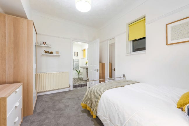 Ensuite Double Room in Licensed Professional HMO Main Photo