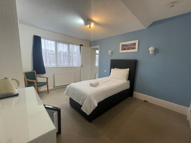 En-suite single bedroom  Main Photo