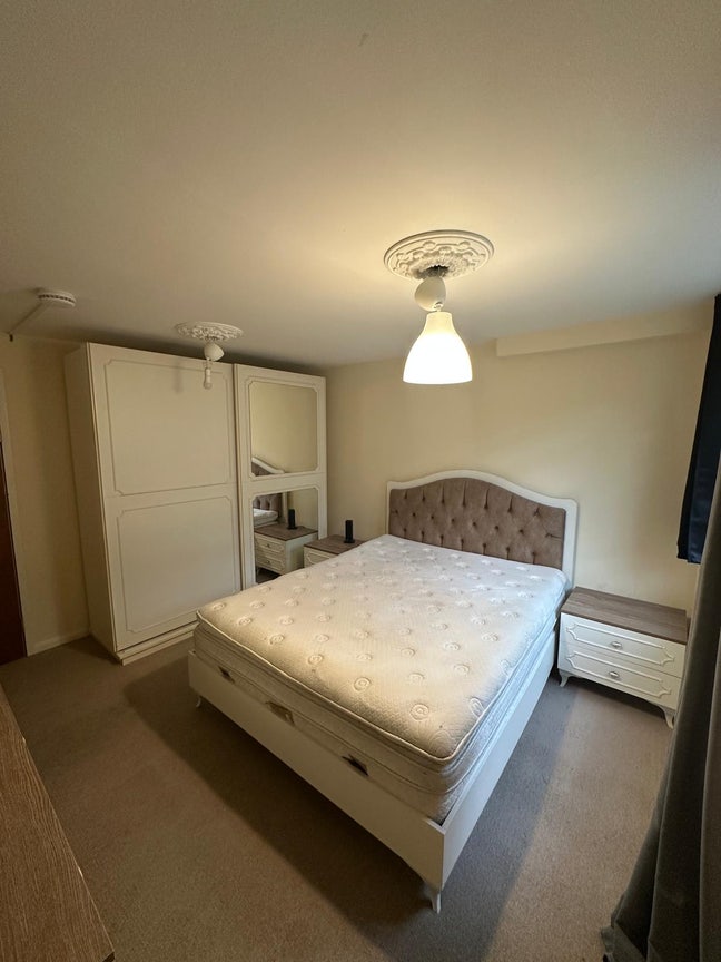 Spacious Double bedroom  Main Photo