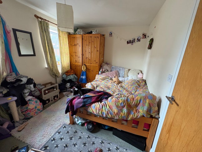 Spacious double room, furnished! Main Photo