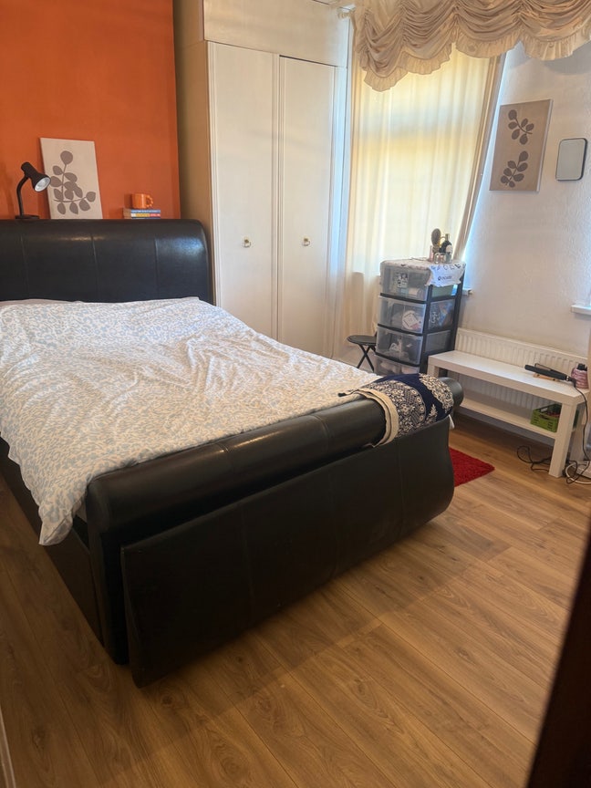 Large double room in river side cosy house Main Photo