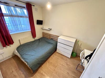 Double room in Bow E3 - Still Available Main Photo