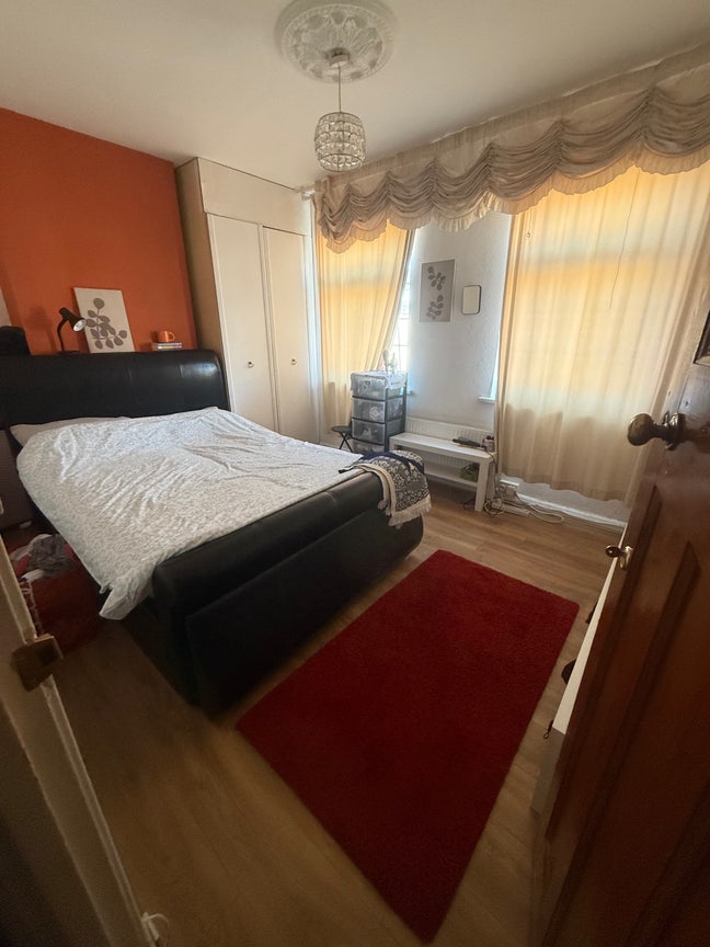 Large double room in river side cosy house Main Photo