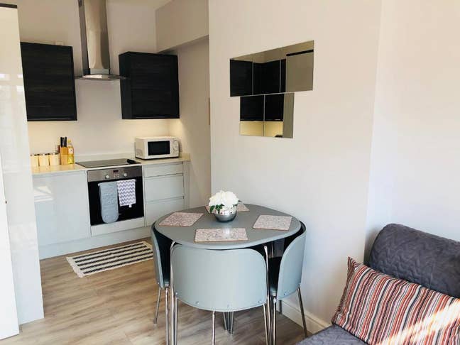 Spacious Lower Ground Studio Flat in the Heart of  Main Photo