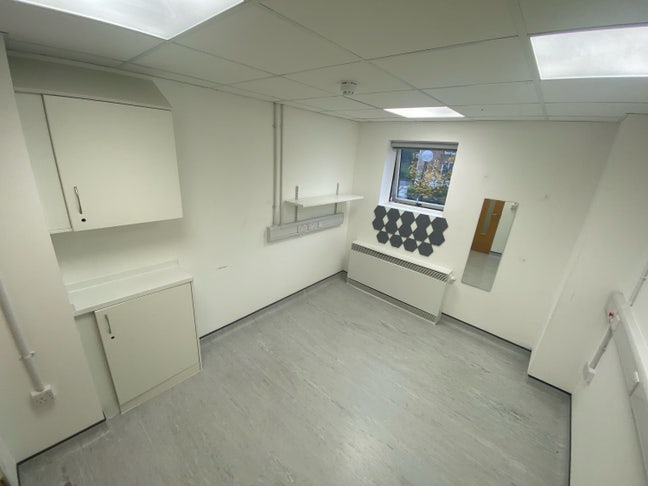 Large Guardianship property - Chiswick Main Photo