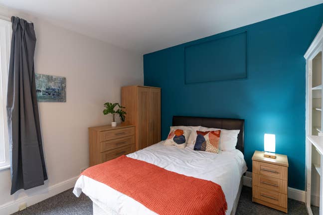 A Spacious Double Room Available  Main Photo