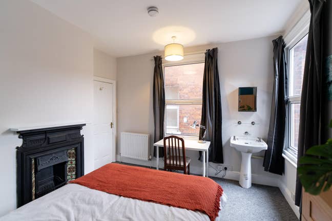 A Spacious Double Room Available  Main Photo