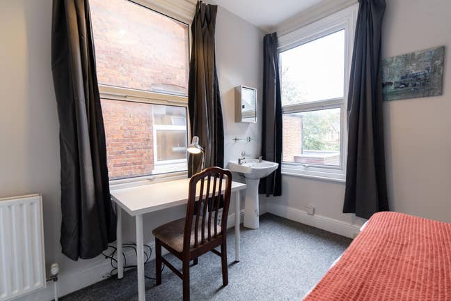 A Spacious Double Room Available  Main Photo