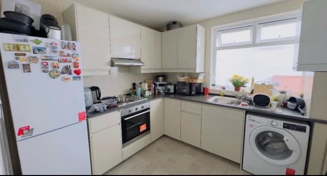 Looking for a flatmate Main Photo