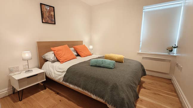 2 Bed Flat in St. Davids Square, E14 3WG Main Photo