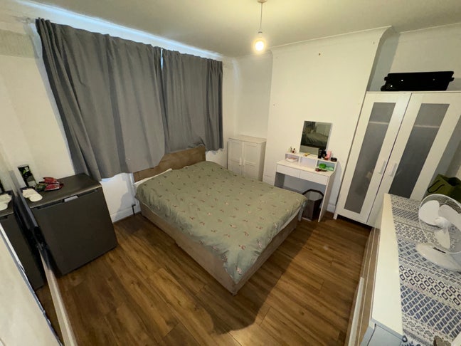 Double bedroom to rent.   Main Photo