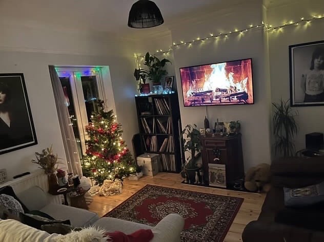 Small double room available in lovely house. Main Photo