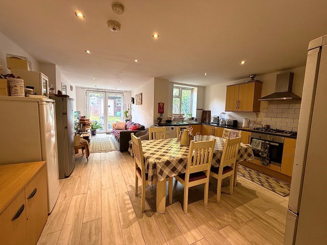 Spacious Rooms Available in a Huge 4-Level House Main Photo