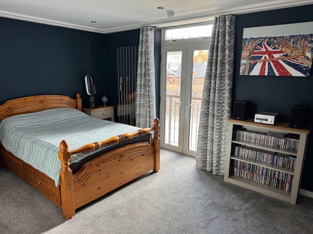Large Double Room in Spacious Luxury Apartment   Main Photo