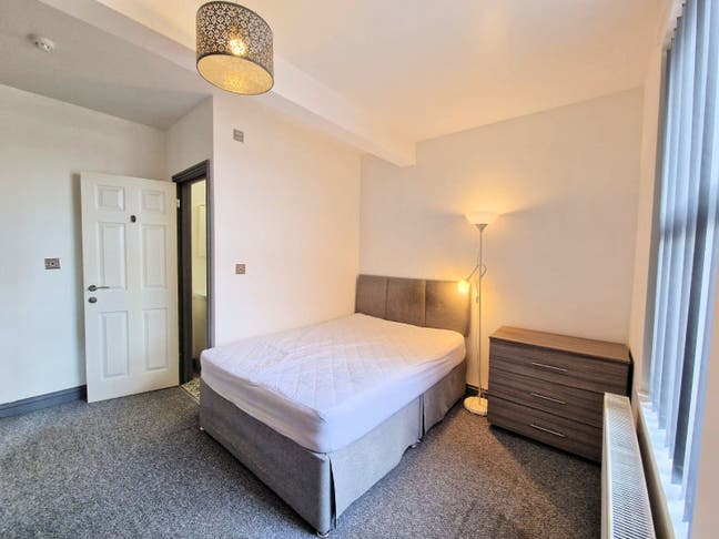 ** LARGE Luxury En Suite - All Bills Included! Main Photo