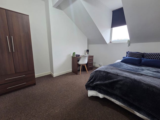 Big Cheap House Share Move in Today ! Main Photo