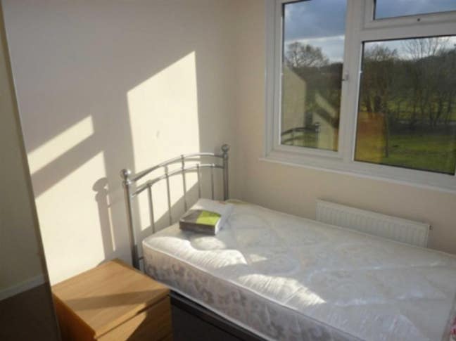 Single Room - Crawley Drive Main Photo