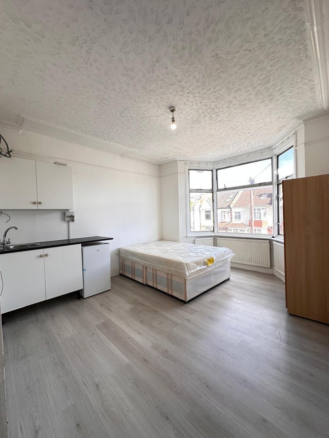 Studio to rent in Wembley (HA9)  Main Photo