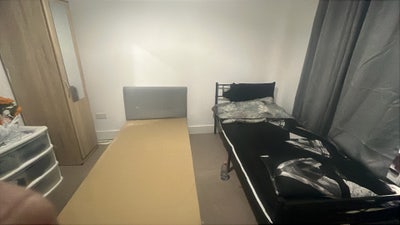 Room for rent in E12 Main Photo