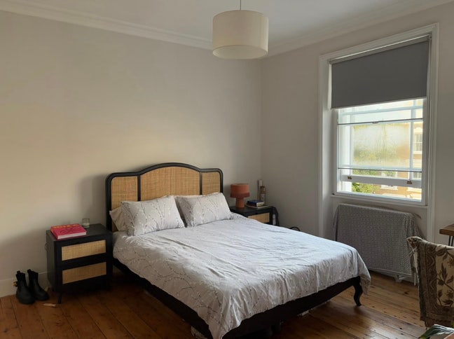 Large, bright room available in De Beauvoir Flat  Main Photo