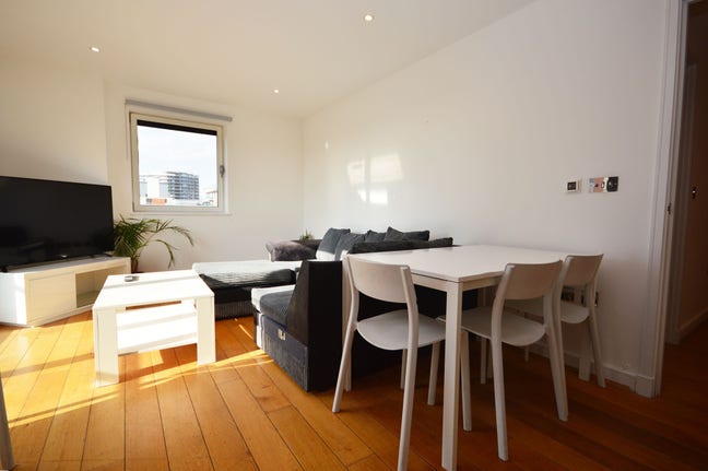 2 Double Bedroom Apartment + Gym- E16 Main Photo
