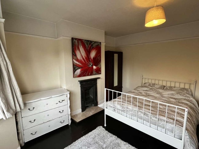 Room available , newly renovated central property  Main Photo