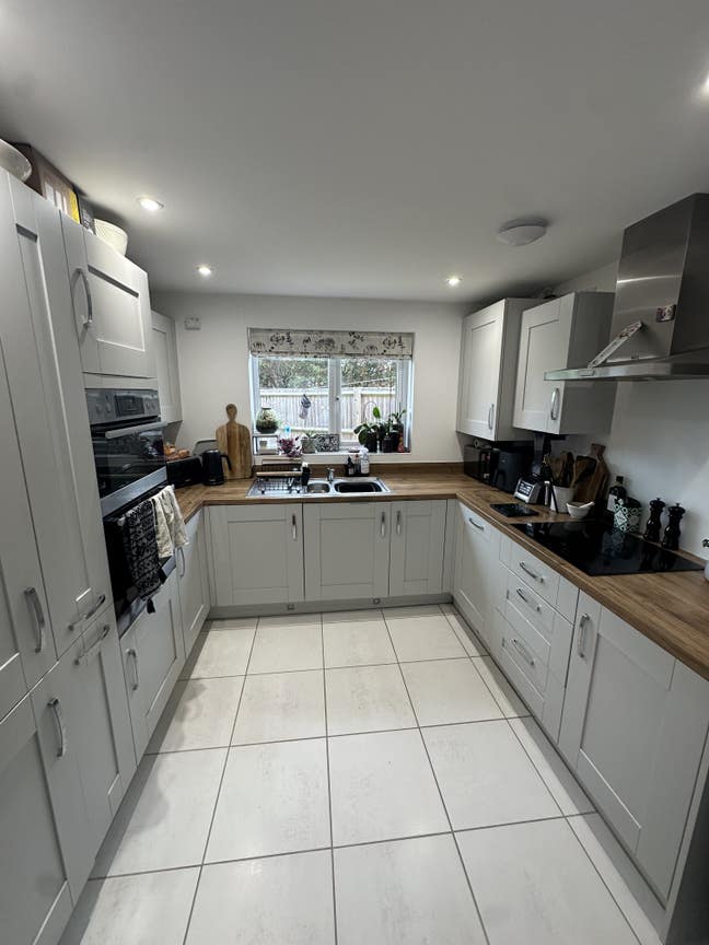 Spacious double en-suite room- all bills included  Main Photo