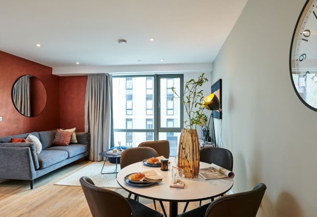 Large room w/ private bathroom (bathtub) in 2-bed  Main Photo