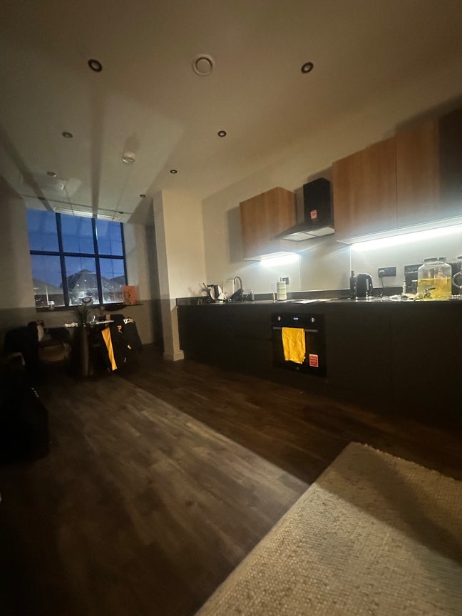 Bedroom available in Modern apartment Main Photo