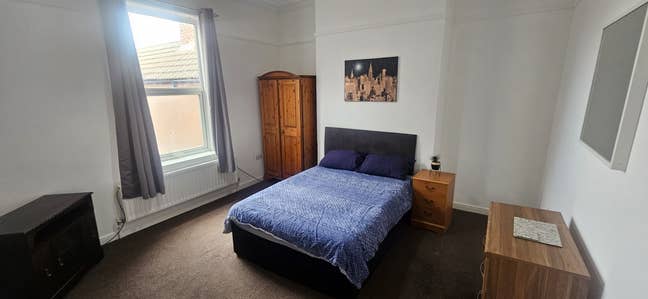 Spacious room in shared flat . Good road links Main Photo