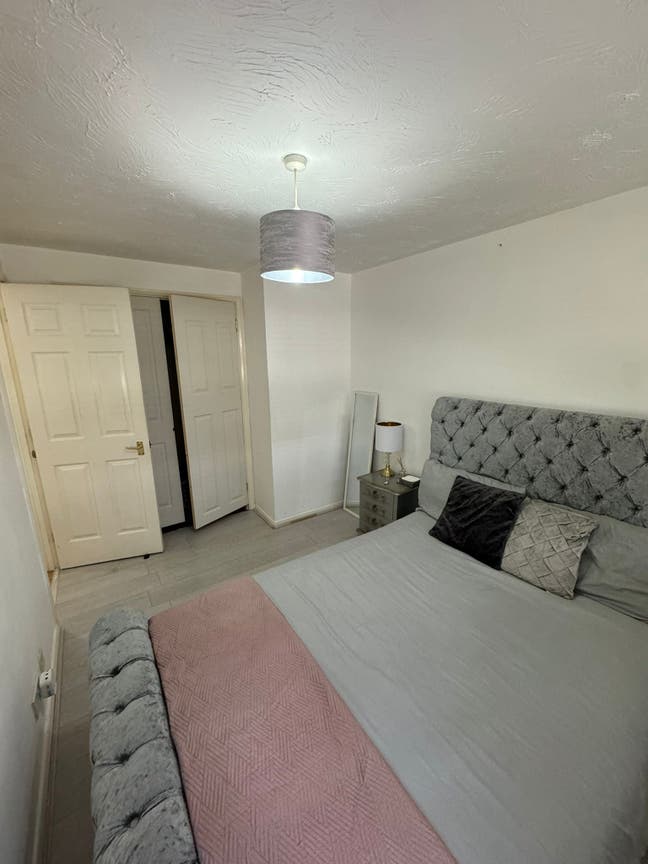 Modern 2-Bed Flat in Barking Main Photo
