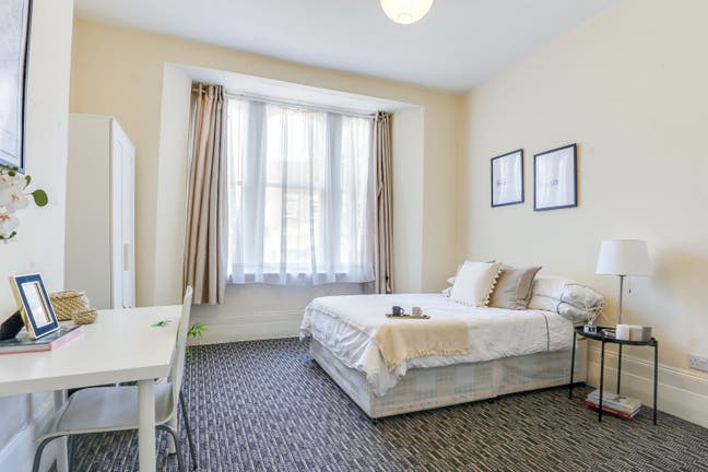 Spacious Bedroom in West Ealing W13 Main Photo