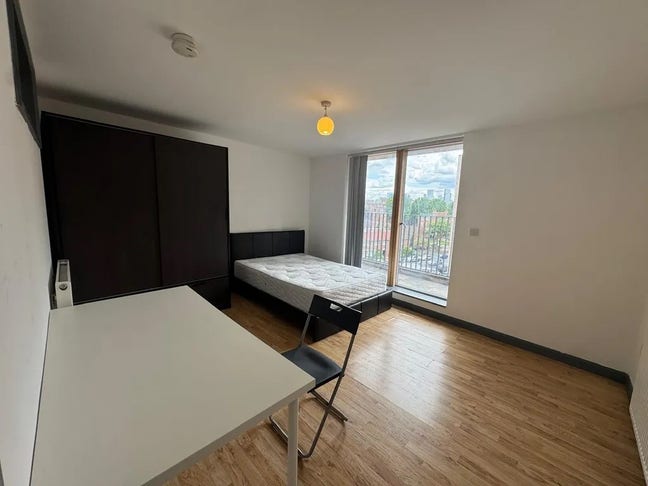 3 Bed Apartment With Balcony In Whitechapel, E1 Main Photo