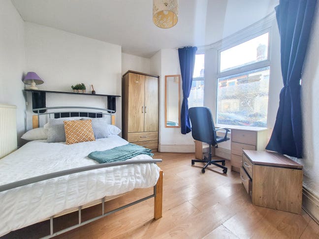 Cosy Room with Double Bed - All Bills Inc - Moy Rd Main Photo