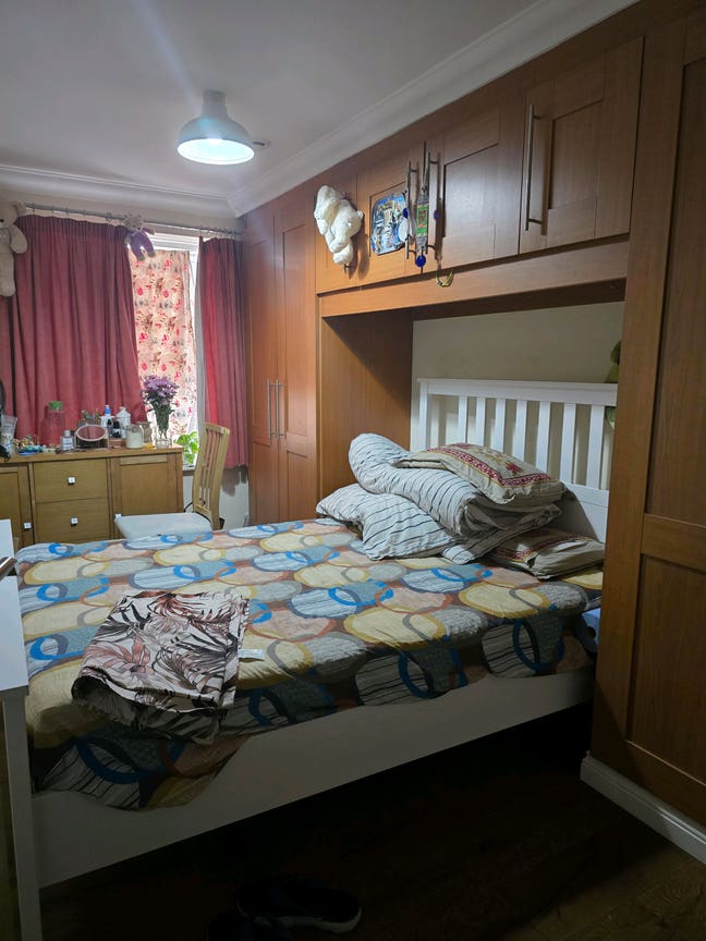 A spacious double room with shared toilet  Main Photo