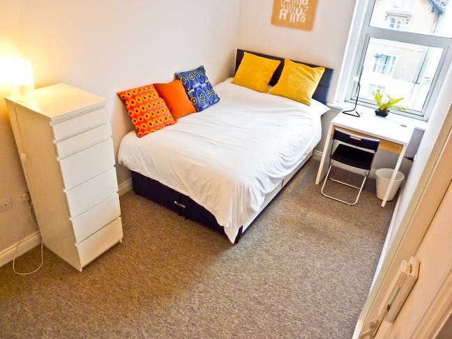 Large Double Room  in Cotham Brow Main Photo