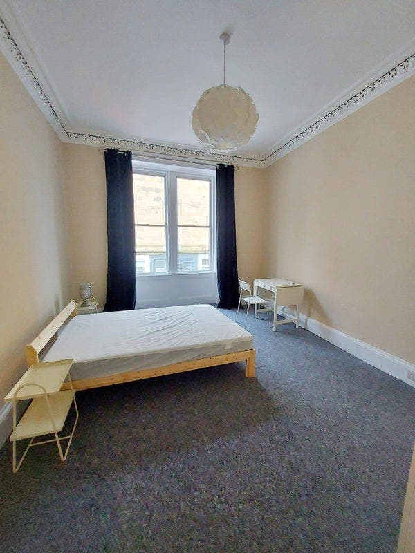 Spacious light double bedroom in a 2bed flatshare! Main Photo