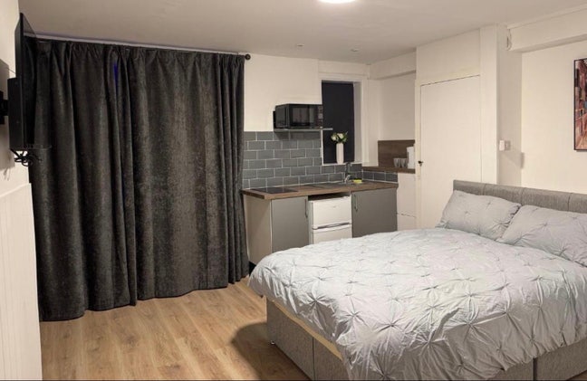 Self contained studio double room in the town cent Main Photo