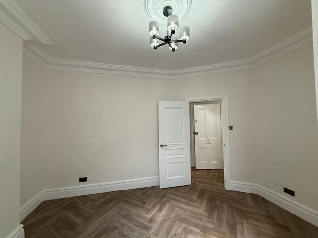 Recently refurbished 2-bedroom flat near Oxford St Main Photo