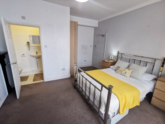 Large, Ensuite Rm/Parking/Close to Hosp. A500 & M6 Main Photo