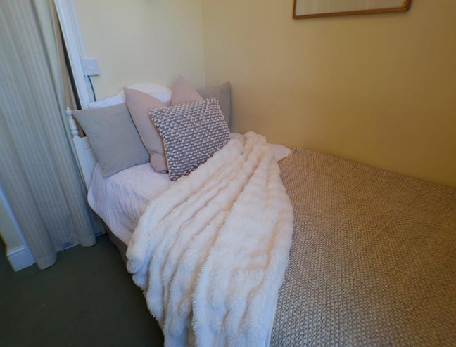 En Suite Double Room in Professional House Share  Main Photo