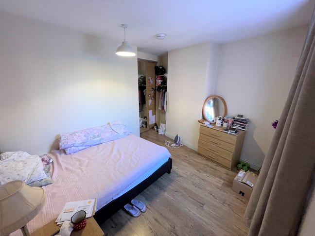 Large Double Room  close to Reading West & Tesco! Main Photo