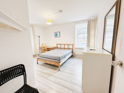 2 Double Rooms available- ideal location zone 1! Main Photo