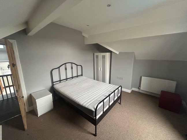 Large double room to let - available now  Main Photo