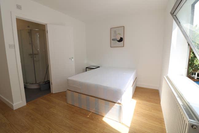 Stylish Ensuite – Prime Finchley Road Location Main Photo