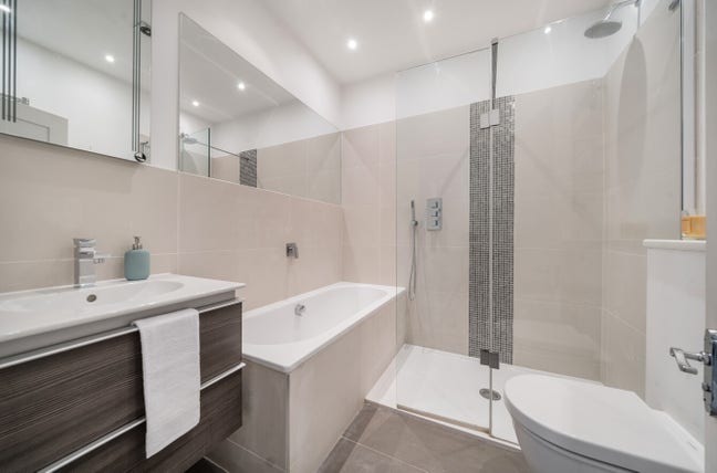 A large double Bedroom Close to Clapham Junction Main Photo