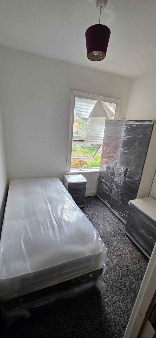 Room w/ Own Toilet and Sink! UC/DSS Only Female Main Photo