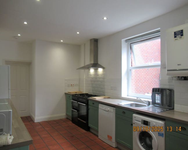 Top Floor Ensuite Spacious Bedroom Main Photo