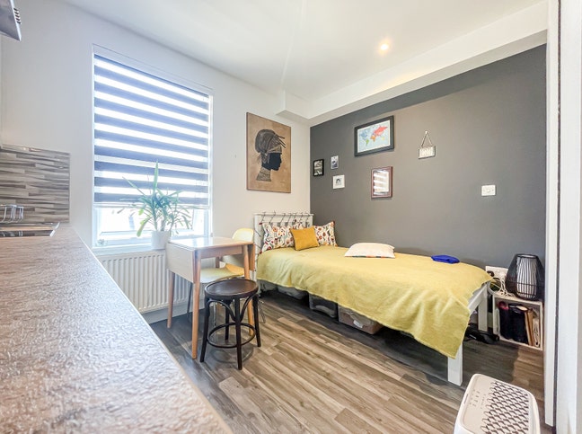 Self contained Studio flat to rent in Stamford Hil Main Photo